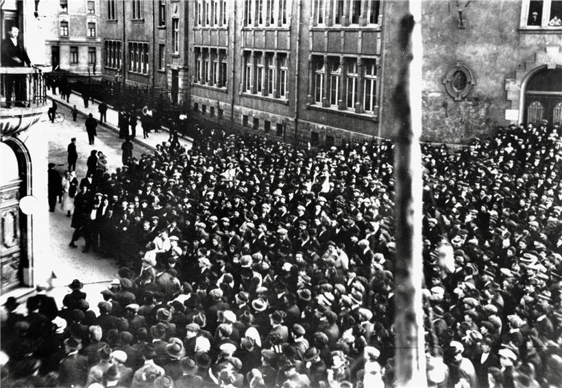 La grève de mars 1921 à Esch-sur-Alzette: Jos Kieffer, président du BMIAV, harangue les ouvriers et les ouvrières rassemblés devant l’école du Brill
