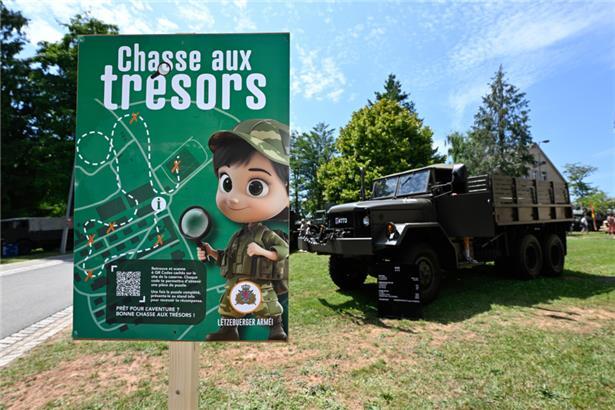 La journée portes ouvertes de l’armée luxembourgeoise rappelle, à première vue, celle des kermesses d’antan
