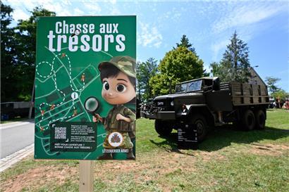 La journée portes ouvertes de l’armée luxembourgeoise rappelle, à première vue, celle des kermesses d’antan
