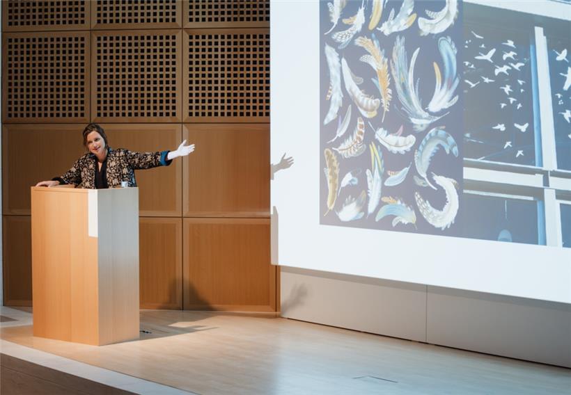 La lauréate de l’Edward Steichen Award, Marianne Vilière, présentant son projet „Les nuées“ lors de la soirée de remise des prix dans l’auditorium du Mudam le 5 novembre
