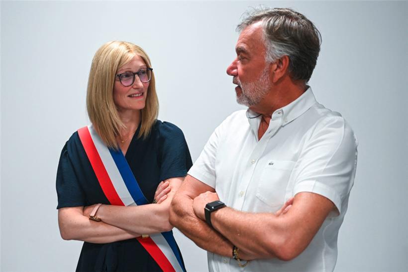 La maire de Saint-Brevin-les-Pins Dorothée Pacaud pose avec son prédécesseur Yannick Morez qui s’est retiré du poste après des violences contre lui par des militants d’extrême-droite
