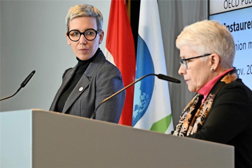 La ministre de la Justice, Sam Tanson, et la secrétaire centrale adjointe de l’OCDE, Kerri-Ann Jones  
