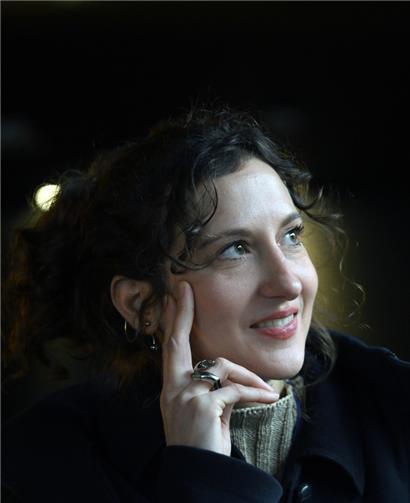 „La plupart des systèmes que je construis ont l’air de faire quelque chose, mais au fond, ils ne font rien, rien au sens industriel du terme“, explique Nika Schmitt 
