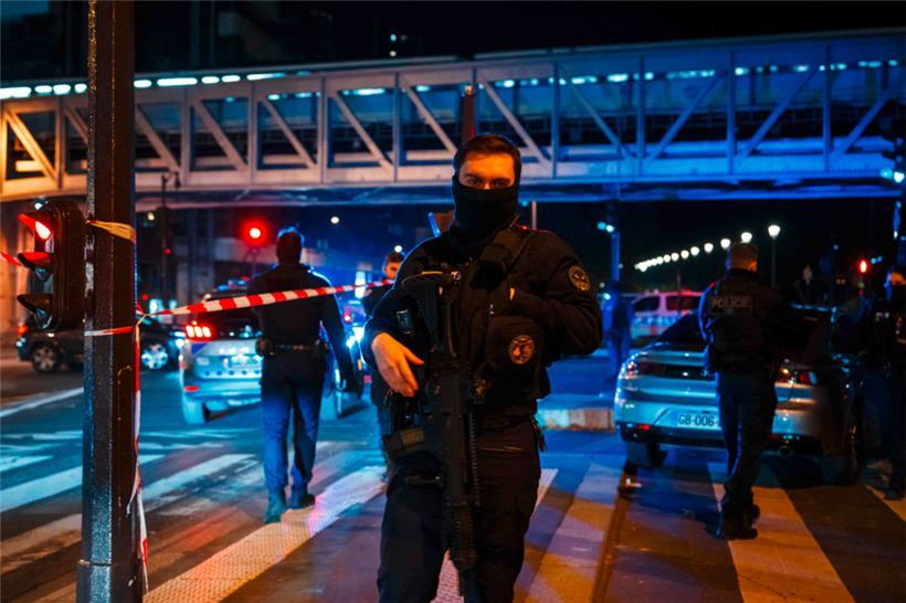 La police sur le lieu du crime à Paris
