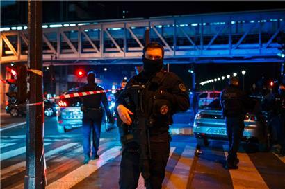 La police sur le lieu du crime à Paris
