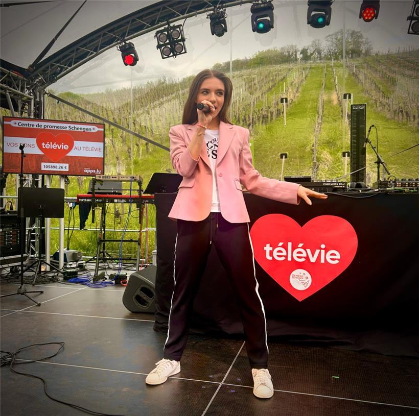 „La poupée monte le son“ vor grüner Rebenkulisse, das war für ESC-Teilnehmerin L...