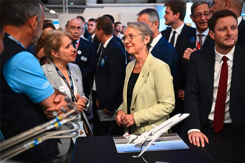 La première ministre Elisabeth Borne (c.), ici au Salon de l’aéronautique et de l’espace au Bourget la semaine dernière, ne manque aucune occasion de manifester qu’elle est toujours là
