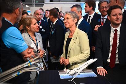 La première ministre Elisabeth Borne (c.), ici au Salon de l’aéronautique et de l’espace au Bourget la semaine dernière, ne manque aucune occasion de manifester qu’elle est toujours là
