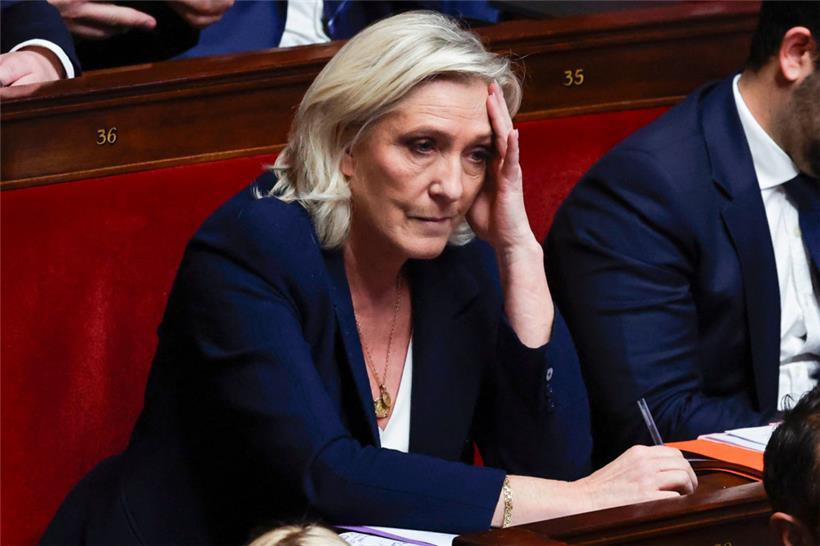 La présidente du groupe parlementaire Rassemblement national, Marine Le Pen, pourrait faire tomber le gouvernement de Michel Barnier

