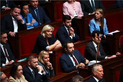 La présidente du groupe parlementaire du Rassemblement national, Marine Le Pen (centre), participait mardi au débat à l’Assemblée nationale

