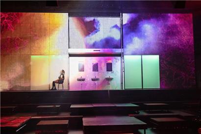 La scénographie de Christian Klein se situe entre naturalisme (une boîte de nuit reconstituée en son intégralité) et onirisme
