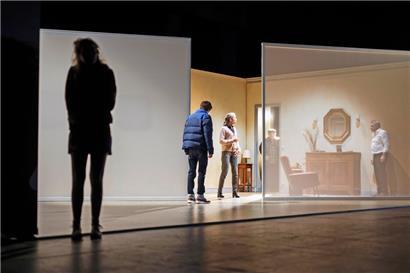 La scénographie des Ateliers de la Comédie de Saint-Etienne traduit avec brio cet espace ontologique interlope entre naturalisme et surréel que crée Laurent Mauvignier dans sa pièce 
