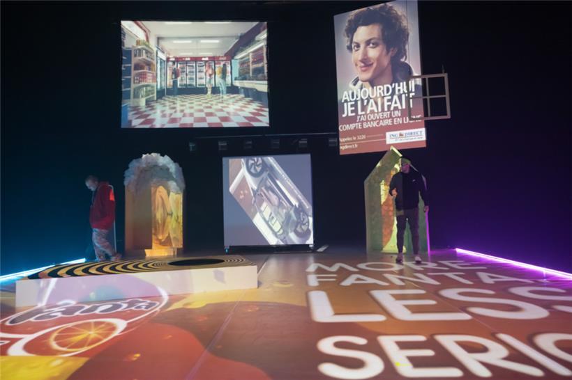 La scénographie illustre la saturation en images et infos dont souffrent les jeunes
