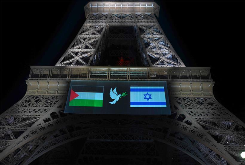La ville de Paris a fait afficher sur la tour Eiffel les couleurs de la Palestine et d’Israël, reliées par le dessin d’une colombe
