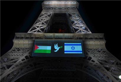 La ville de Paris a fait afficher sur la tour Eiffel les couleurs de la Palestine et d’Israël, reliées par le dessin d’une colombe
