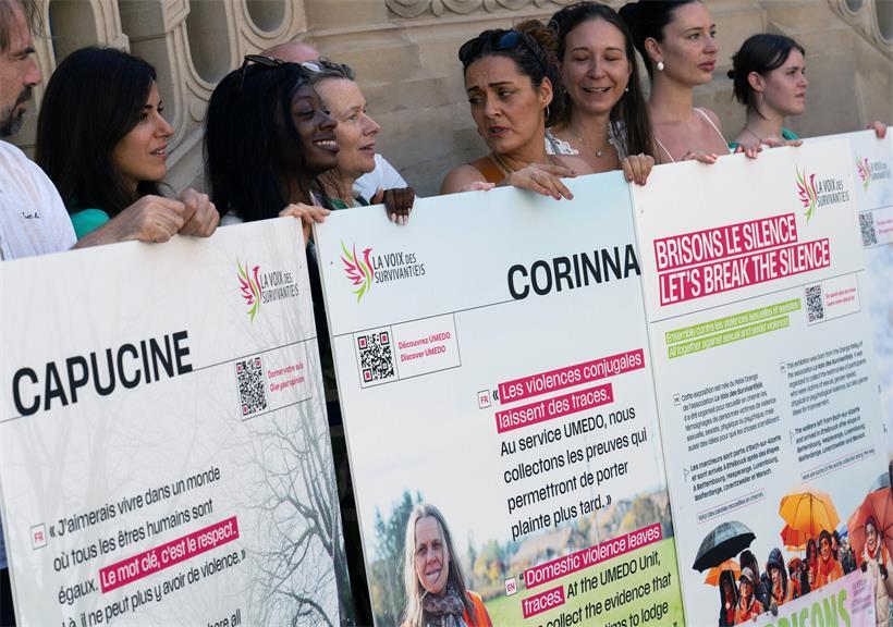 La voix des survivant(e)s, darunter die Präsidentin Ana Pinto (4 v.r.), bevor sie der Abgeordnetenkammer 2025 ihren Forderungskatalog vorstellte