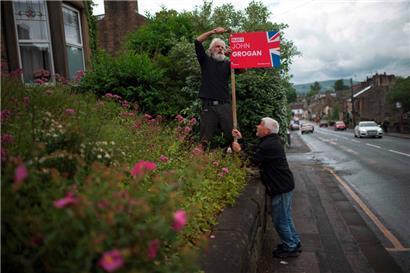 Labour-Aktivisten beim Aufstellen von Plakaten: Die Sozialdemokraten gehen sehr optimistisch in die Wahl vom Donnerstag
