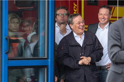 Lachen im falschen Moment: Während Präsident Frank-Walter Steinmeier vor den Kameras im Krisengebiet sein Mitgefühl bekundete, scherzte CDU-Kanzlerkandidat Armin Laschet im Hintergrund
