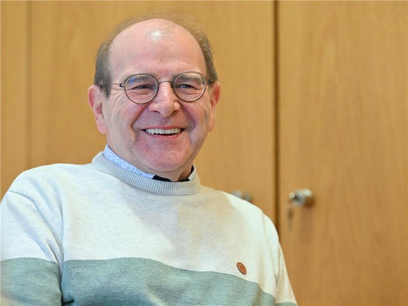 Guy Brecht lacht humorvoll über sich selbst und politische Entscheidungen des Gemeinde- und Schöffenrats.