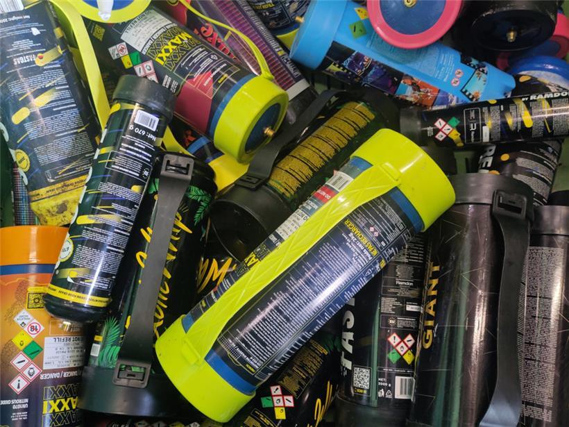 Lachgasflaschen im Container bei der „SuperDrecksKëscht“
