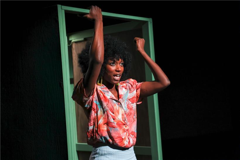 L’actrice Leslie (Céline Camara) succombe aux charmes de Gunther, réalisateur allemand d’affreux films Z
