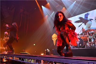 Lacuna Coil – der Headliner des Abends – bewegte die Menschen vor allem zum Mitsingen
