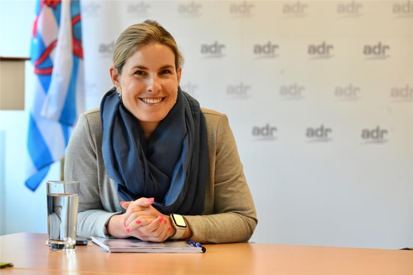 Lächeln reicht nicht: Ist auch ADR-Abgeordnete Alexandra Schoos, so wie ihr Parteikollege Tom Weidig, gegen die Regenbogenfarben? Bis heute hat sie sich nicht dazu geäußert.
