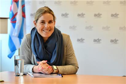 Lächeln reicht nicht: Ist auch ADR-Abgeordnete Alexandra Schoos, so wie ihr Parteikollege Tom Weidig, gegen die Regenbogenfarben? Bis heute hat sie sich nicht dazu geäußert.

