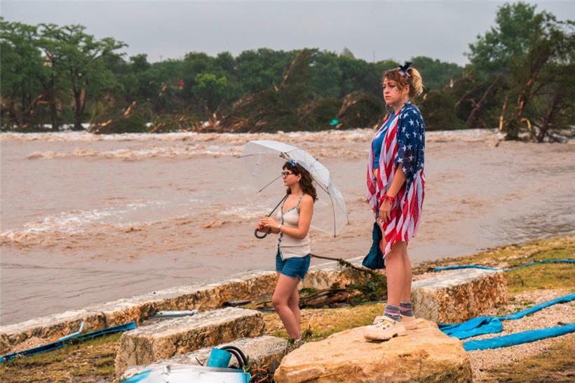 Laeighton Sterling (R) und Nicole Whelam am Ufer des Guadalupe River am 4. Juli in Kerrville, Texas. Heftiger Regen hat den Fluss zu einer Sturzflut anschwellen lassen und zahlreiche Menschen verloren ihr Leben.
