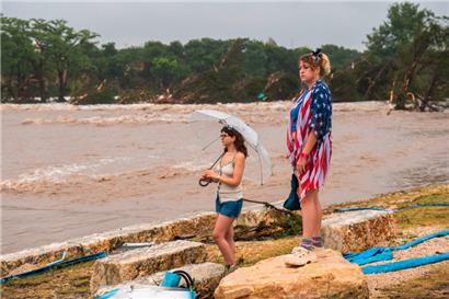 Laeighton Sterling (R) und Nicole Whelam am Ufer des Guadalupe River am 4. Juli in Kerrville, Texas. Heftiger Regen hat den Fluss zu einer Sturzflut anschwellen lassen und zahlreiche Menschen verloren ihr Leben.

