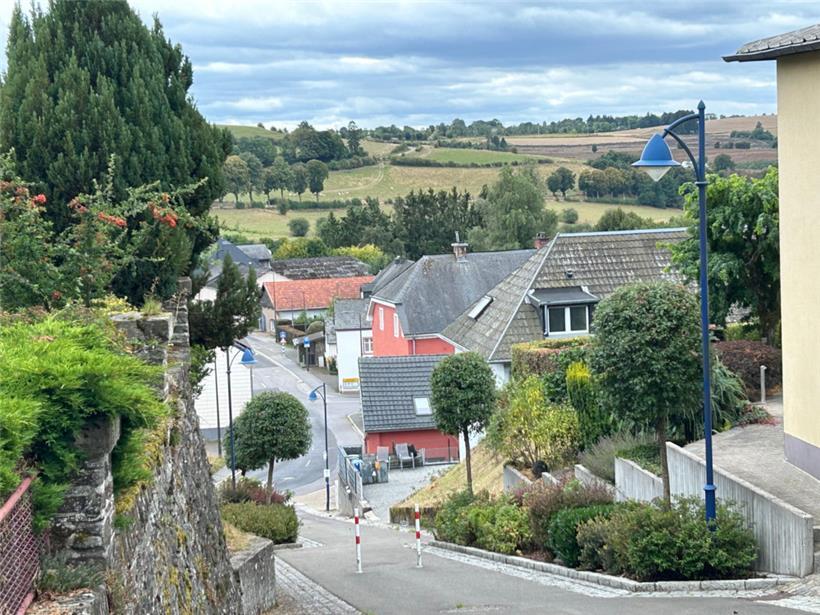 Ländlichen Charakter verströmende Aussichten findet man nur noch rund um die Kirche im Hauptort Weiswampach
