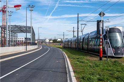 Längs des neuen Straßenabschnitts der künftigen N3, der am 31. Juli freigegeben wurde, führt das Tram-Gleisbett vom Pont Buchler/Dernier Sol bis zum Haltepunkt „Lycée Bouneweg“. In den letzten Wochen fanden hier Tram-Testfahrten statt.
