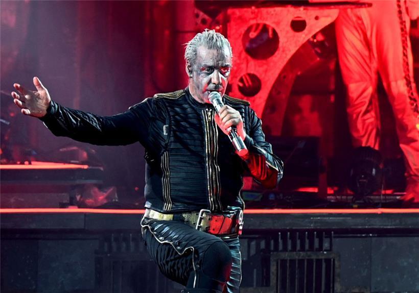 Lässt die Peniskanone mittlerweile zu Hause: Till Lindemann, Frontsänger von Rammstein, steht während eines Deutschland-Konzerts auf der Bühne
