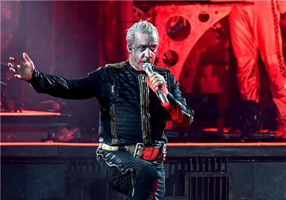 Lässt die Peniskanone mittlerweile zu Hause: Till Lindemann, Frontsänger von Rammstein, steht während eines Deutschland-Konzerts auf der Bühne
