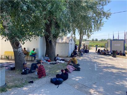 Lagerkapazität völlig überfüllt: Neuankömmlinge warten auf ihre Registrierung im Aufnahmelager Subotica
