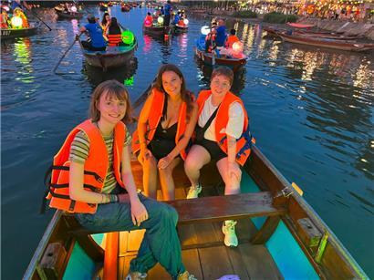 Laila mit Freunden auf einem Boot in Hoi An
