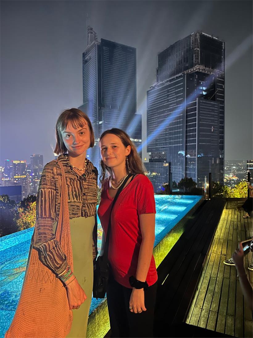 Laila und Anne in Jakarta
