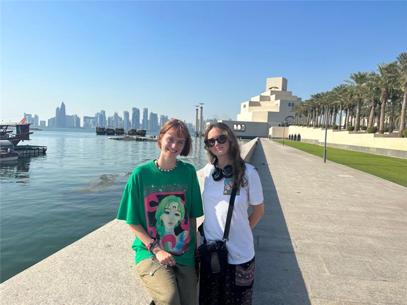 Laila und Anne vor der Skyline von Doha
