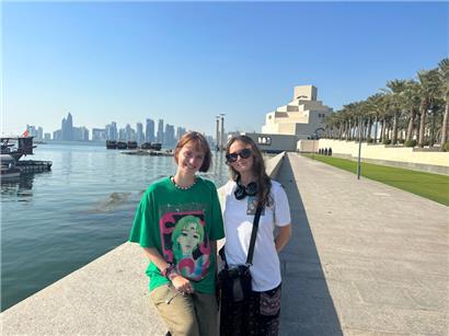 Laila und Anne vor der Skyline von Doha
