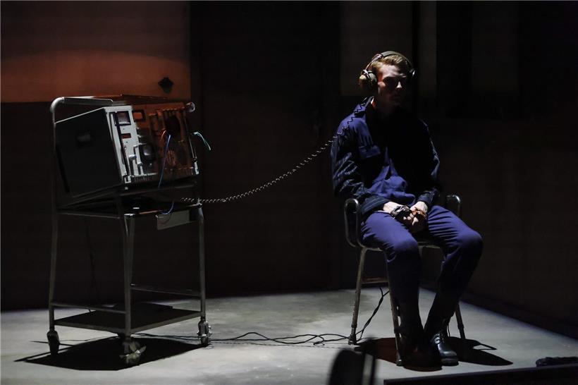 Lamb (Danny Boland) gehört ebenfalls zum Personal – er wird für einen Menschenversuch instrumentalisiert 
