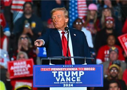 L’ancien président américain et candidat républicain à la présidence Donald Trump s’exprime lors d’un rassemblement de campagne en Pennsylvanie

