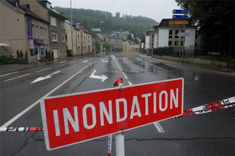 Land unter und mittendrin – am Ende der Straße – die Gebäude mit der braunen und...