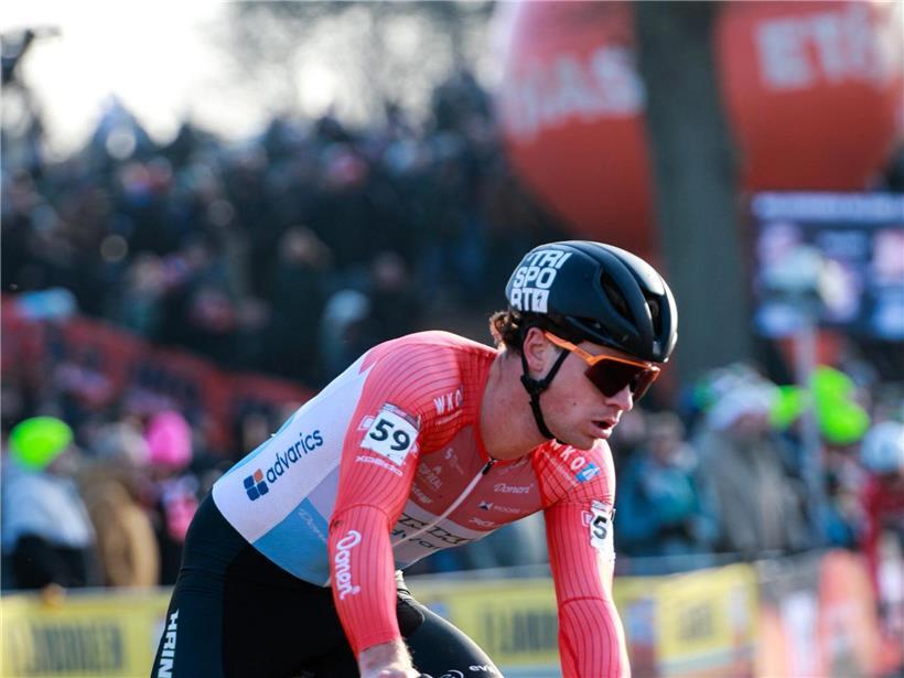Landesmeister Loic Bettendorff fährt konzentriert beim Radrennen in Hoogerheide auf dem Kurs
