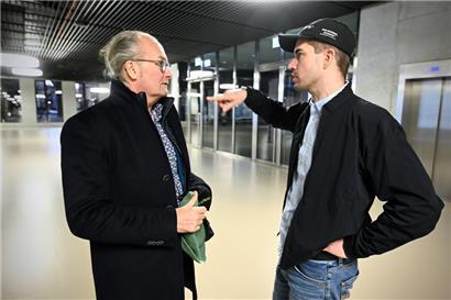 Landesplanungsminister Claude Turmes (l.) und Prof. Markus Miessen, Lehrstuhl für Stadterneuerung in Esch
