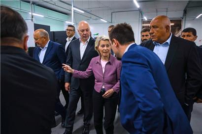 Landung mit Problemen: Ursula von der Leyen besucht nach ihrer Ankunft in Bulgarien eine Waffenfabrik
