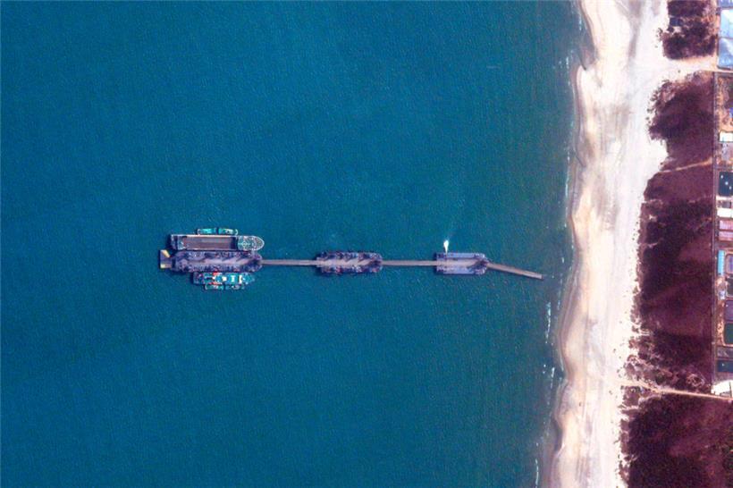 Landungsübungen: drei chinesische Lastkähne bei einer Übung an der Küste von Guangdong
