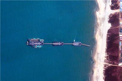 Landungsübungen: drei chinesische Lastkähne bei einer Übung an der Küste von Guangdong
