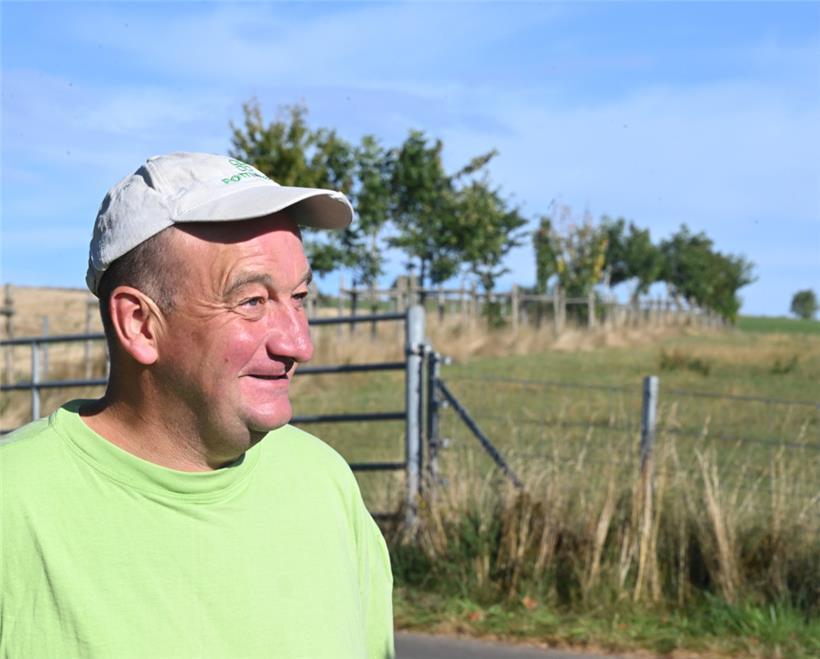 Landwirt Marc Koos vor seiner Weide
