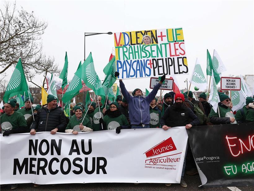 Landwirte protestieren mit Fahnen und Transparenten vor dem Europäischen Parlament gegen EU-Mercosur-Freihandelsabkommen