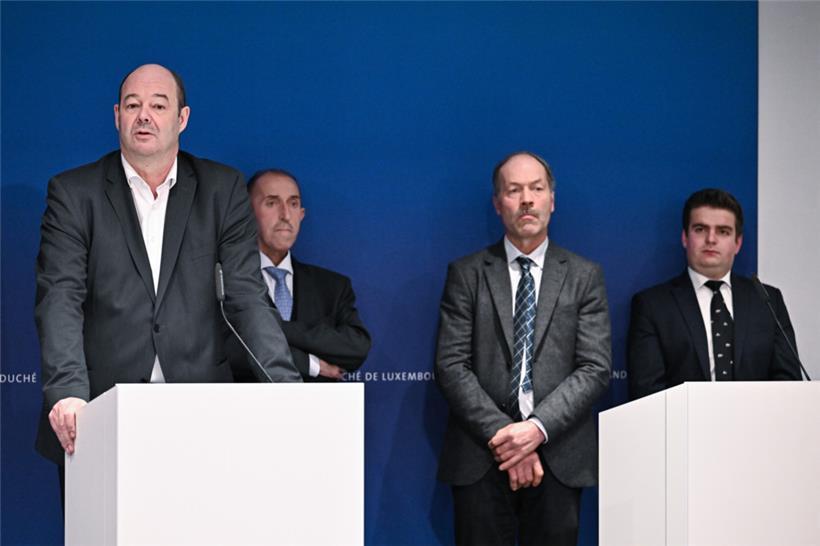 Landwirtschaftsminister Claude Haagen ist ebenso wie die Vertreter der Landwirte Camille Schroeder, Guy Feyder und Luc Emering (v.l.n.r.) zufrieden mit dem Ausgang des Gipfels
